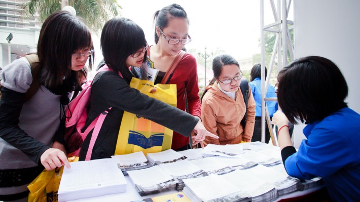 Học sinh THPT tại Hà Nội chọn cẩm nang tuyển sinh tại gian tư vấn tuyển sinh của Trường ĐHKHXH&NV trong Ngày hội Tư vấn tuyển sinh và hướng nghiệp. (Ảnh: NA/USSH)