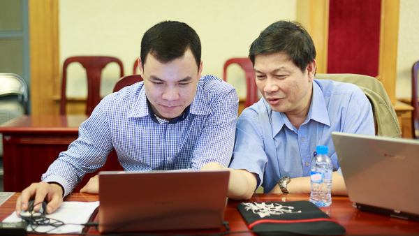 TS Lưu Minh Văn (phải) và ThS Đặng Anh Dũng (Khoa Khoa học Chính trị).
