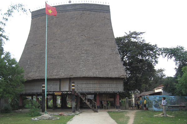Giảng viên Bộ môn Nhân học khảo sát về nhà rông của người Ba Na ở tỉnh Kon Tum, Tây Nguyên.
