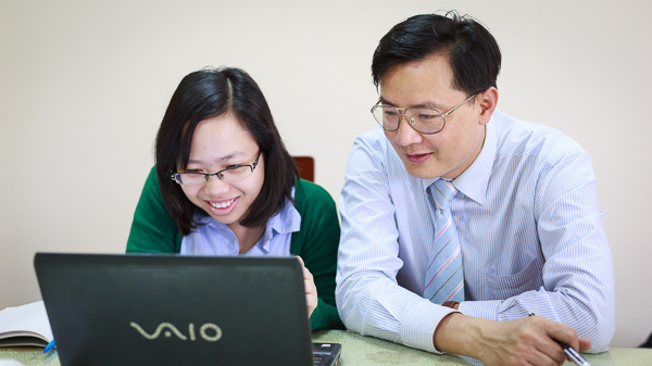 TS Trịnh Văn Tùng (phải, Phó Chủ nhiệm Khoa Xã hội học) và cô Đặng Hoàng Thanh Lan.