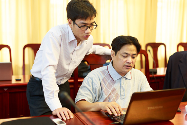 ThS Ngô Tuấn Thắng (trái, Khoa Quốc tế học) và ThS Đinh Việt Hải (phải, Phó Trưởng phòng Đào tạo).