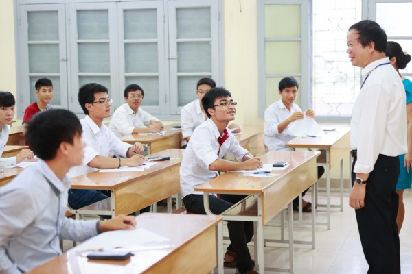 PGS.TS Nguyễn Văn Kim (Phó Hiệu trưởng, Chủ tịch Hội đồng tuyển sinh) kiểm tra các phòng thi và động viên các thí sinh trước giờ làm bài thi môn đầu tiên.