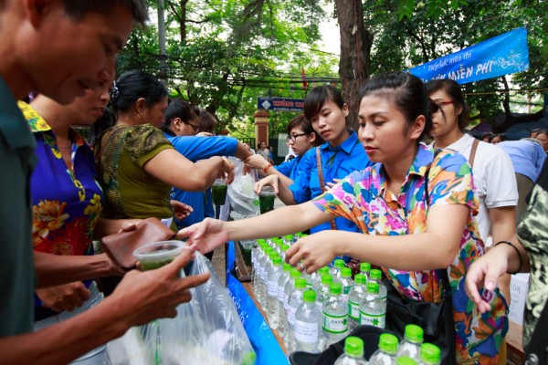 Chị Lê Diệu Ngọc Linh (cựu sinh viên Trường ĐHKHXH&NV) tổ chức cung cấp suất cơm trưa miễn phí cho phụ huynh và thí sinh tại điểm thi khu vực Khương Đình.