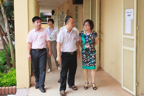 PGS.TS Trần Thị Minh Hoà (phải, Phó Chủ tịch Hội đồng tuyển sinh) thị sát điểm thi Trường THCS Khương Đình.