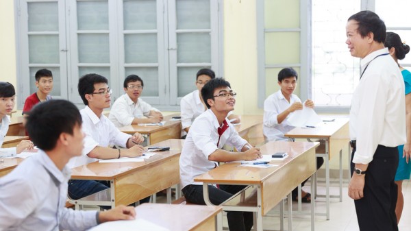 PGS.TS Nguyễn Văn Kim kiểm tra các phòng thi và động viên thí sinh trước giờ thi môn Địa lí. (Ảnh: NA/USSH)