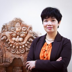 PGS.TS Lâm Thị Mỹ Dung hiện là Chủ nhiệm Bộ môn Khảo cổ học (Khoa Lịch sử) và Giám đốc Bảo tàng Nhân học. (Ảnh: NA/USSH)
